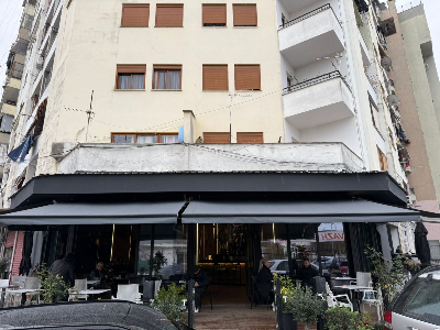 Tende dielli ngjyre e zeze, Bar Kafe Tende dielli ngjyre e zeze, Bar Kafe